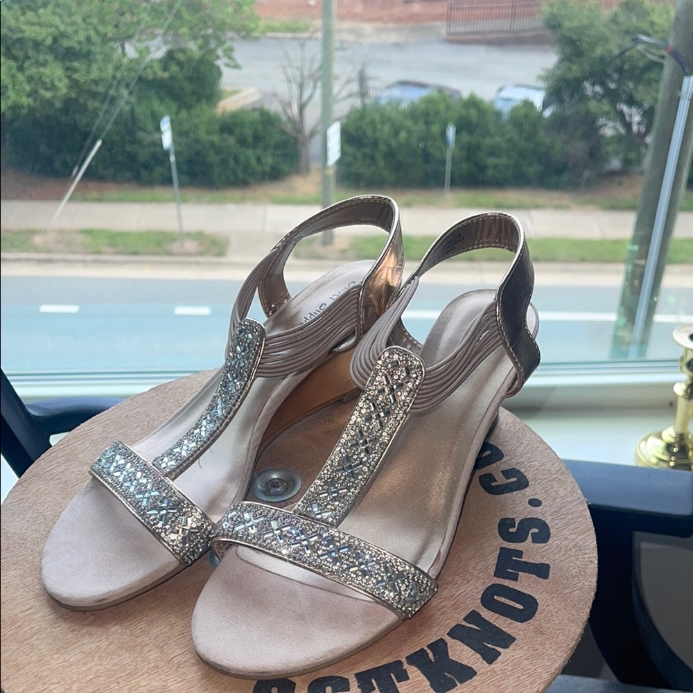Elegant Women's Sandals with Rhinestone Detailing